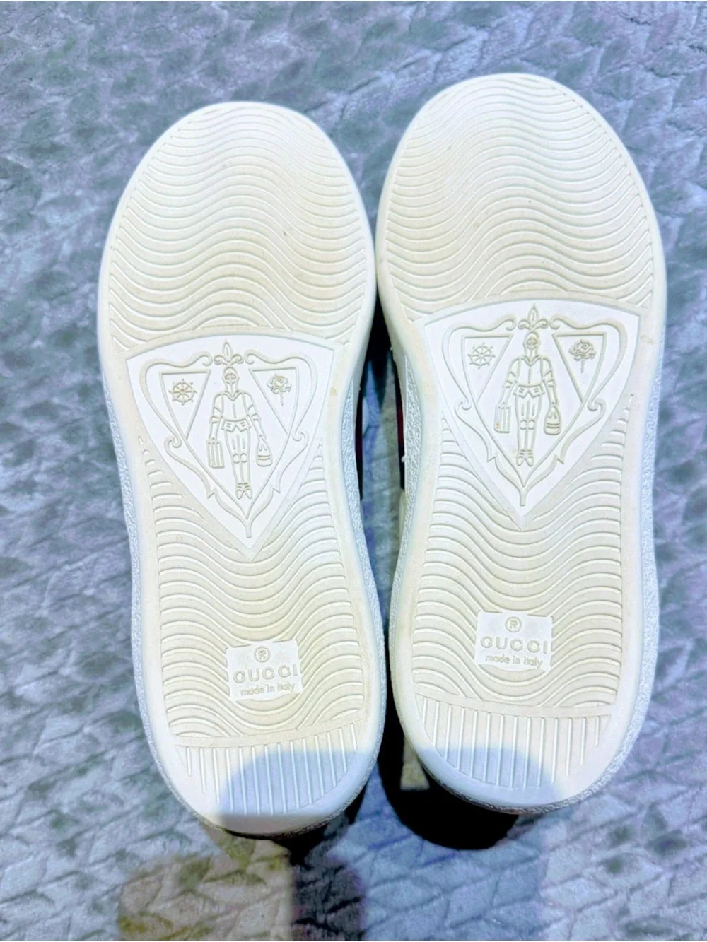 Gucci White Leather Low-Top Sneakers with Red and Green Stripe